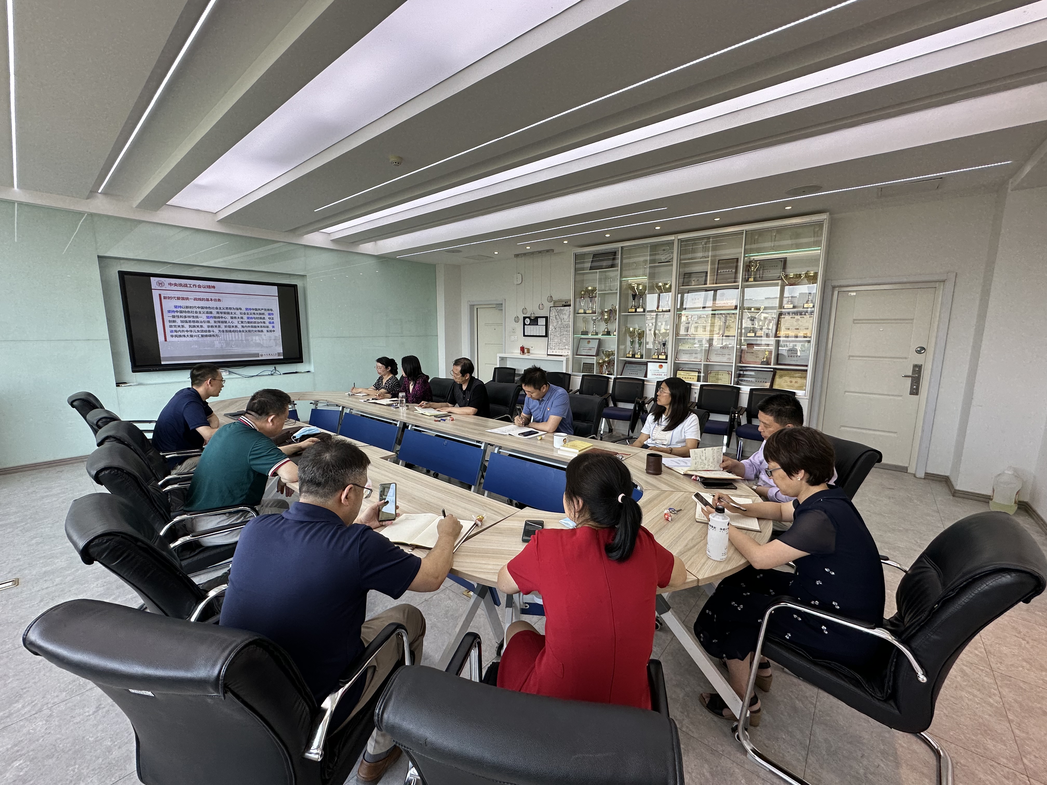 yl7703永利官网党委理论学习中心组开展统一战线工作专题学习研讨图.jpg